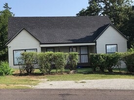 1220 E 15th St in Ada, OK - Building Photo