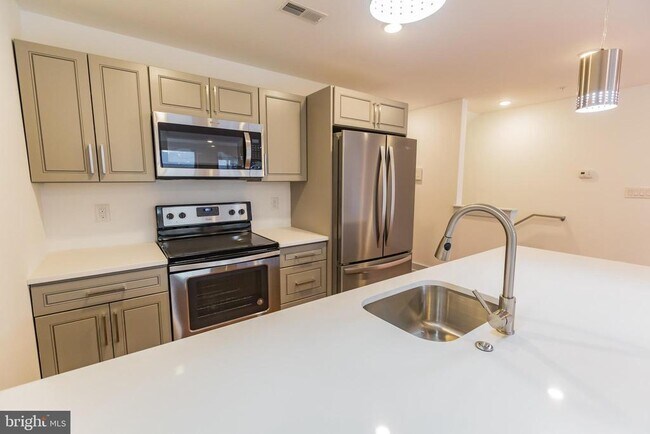 1513 Brown St, Unit 1 in Philadelphia, PA - Building Photo - Building Photo