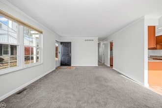 24692 N Meadow Dr, Unit 9 / 3 in Harrison Township, MI - Foto de edificio - Building Photo