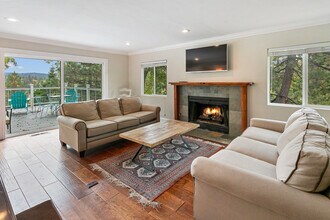 27687 N Bay Rd in Lake Arrowhead, CA - Building Photo - Building Photo