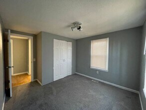 1016 S Woodbury St in Independence, MO - Building Photo - Building Photo