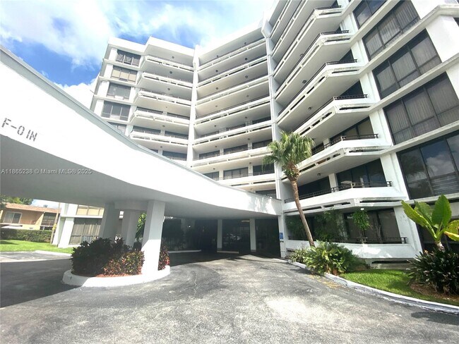 13953 Kendale Lakes Cir in Miami, FL - Building Photo - Building Photo