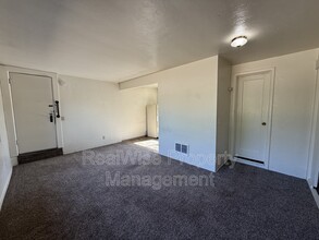 3028 NE Douglas Ave in Roseburg, OR - Building Photo - Building Photo