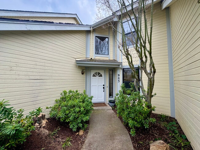 983 E Foxhill Dr in Fresno, CA - Building Photo - Building Photo