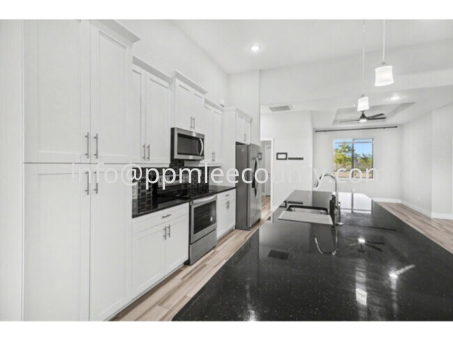 239 SE 11th Terrace in Cape Coral, FL - Building Photo - Building Photo