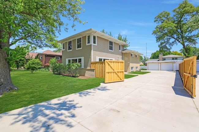 1247 Sherwood Rd in Glenview, IL - Foto de edificio - Building Photo