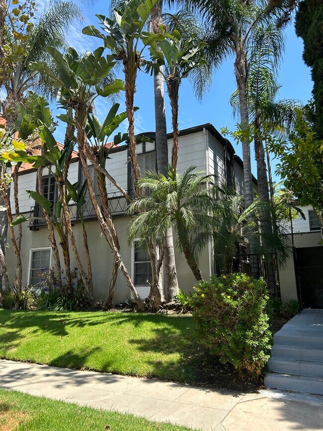 148 S Maple Dr Apartments and Nearby Beverly Hills Apartments For Rent