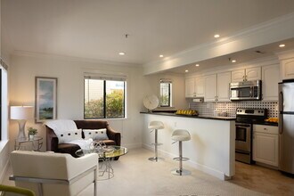 585 Laine St, Unit 6 in Monterey, CA - Foto de edificio - Building Photo