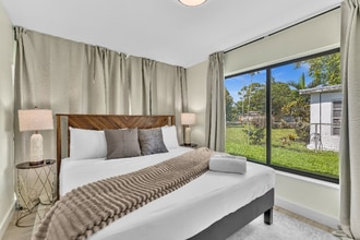 310 SW 31st Ct in Miami, FL - Foto de edificio - Building Photo