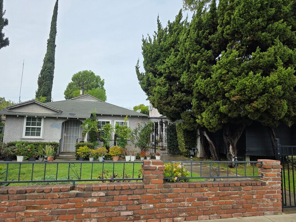 5547 Woodman Ave in Los Angeles, CA - Building Photo