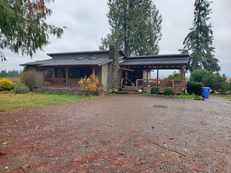 9332 Santiam Loop SE in Aumsville, OR - Building Photo