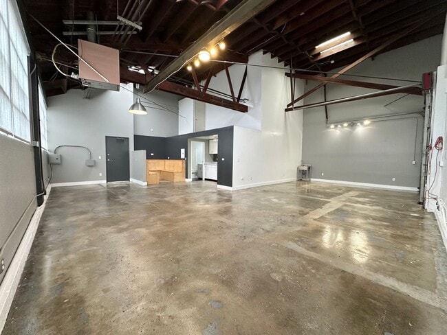property at 811 E 7th St