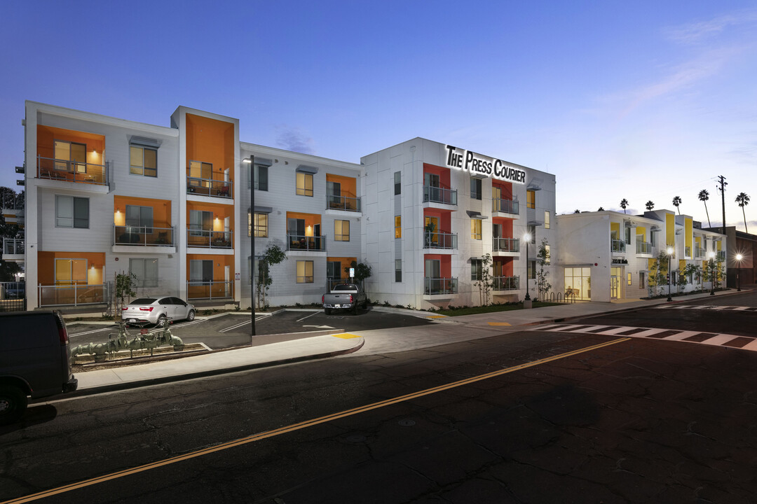 Press Courier Senior 55+ Apartments in Oxnard, CA - Foto de edificio