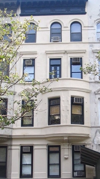 17 W 96th St in New York, NY - Building Photo