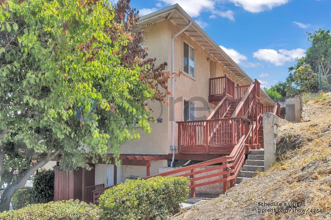 325 Vaqueros Ave in Rodeo, CA - Building Photo