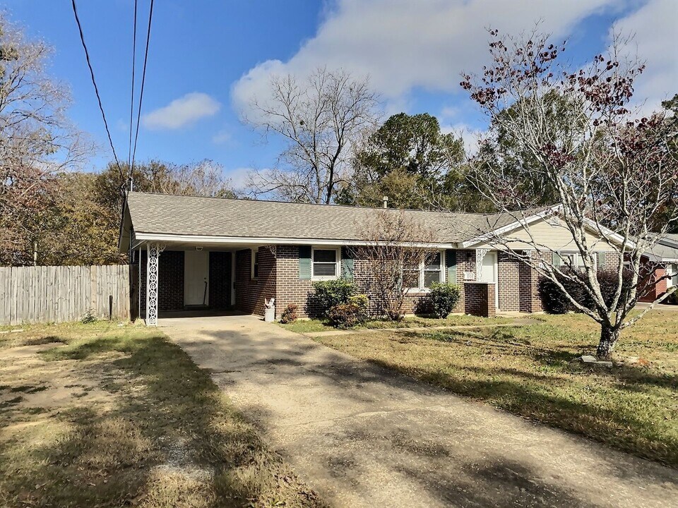 1042 Largo Ln in Montgomery, AL - Building Photo