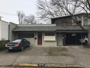 2484 Alder St in Eugene, OR - Foto de edificio - Building Photo