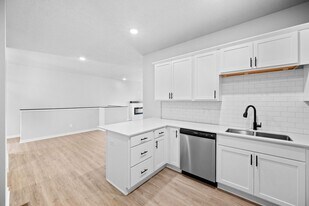 43 Keeneland Ct. in Pleasant Hill, IA - Building Photo