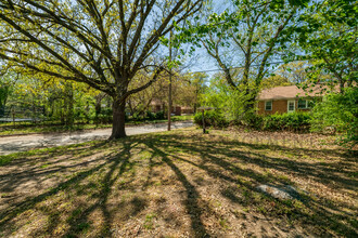 2053 S Old Manor Rd in Wichita, KS - Building Photo - Building Photo