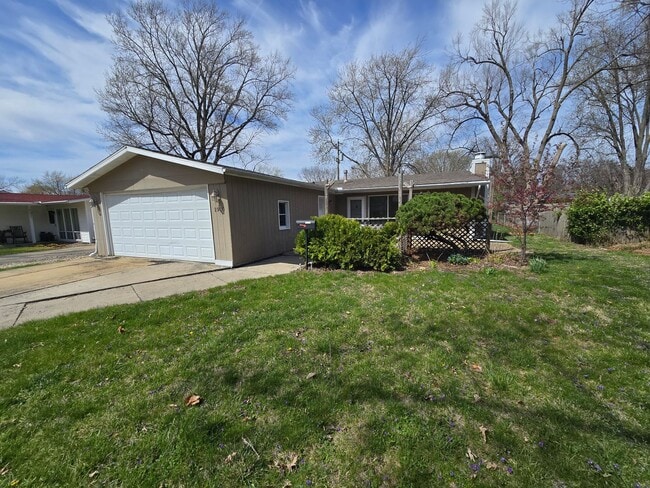 1910 Golden Dr in Bloomington, IL - Building Photo - Building Photo