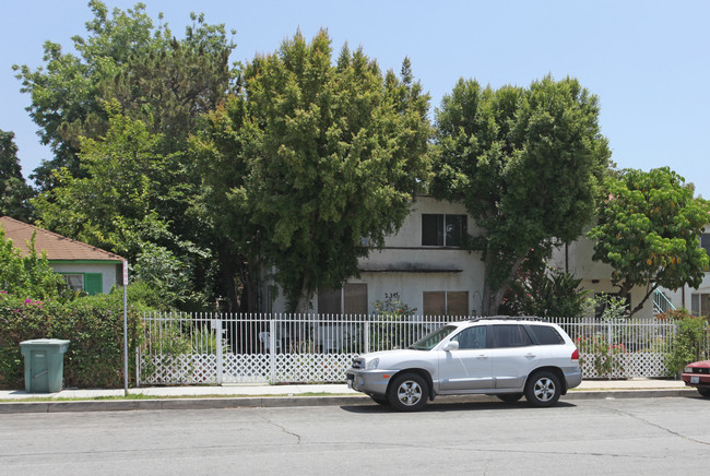 230 E Cedar Ave in Burbank, CA - Foto de edificio - Building Photo