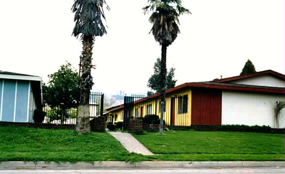 2074 Sunris Ln in San Bernardino, CA - Foto de edificio