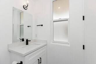 10851 1/2 Otsego St in North Hollywood, CA - Building Photo - Building Photo