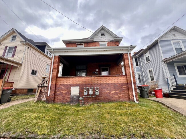 921 15th St-Unit -2nd Floor in Beaver Falls, PA - Foto de edificio - Building Photo