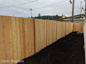 8212 SE Washington St in Portland, OR - Building Photo - Building Photo