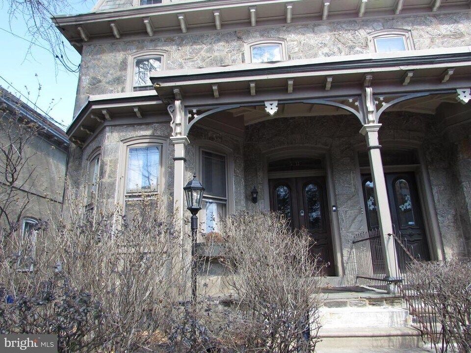 5911 Greene St in Philadelphia, PA - Building Photo