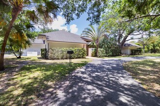6255 SW 99th Terrace in Miami, FL - Building Photo - Building Photo