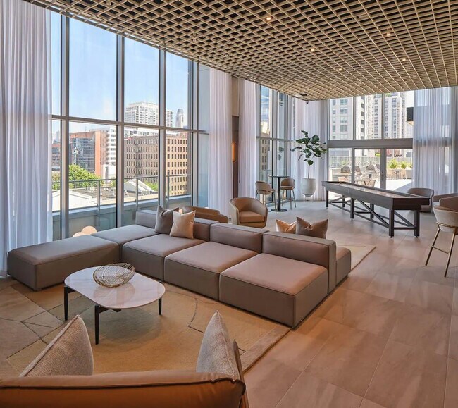 369 W Grand Ave in Chicago, IL - Building Photo - Building Photo