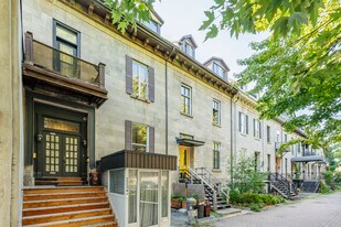 2264 Saint-Antoine Rue O in Montréal, QC - Building Photo