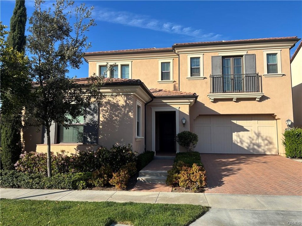 81 Quentin in Irvine, CA - Foto de edificio