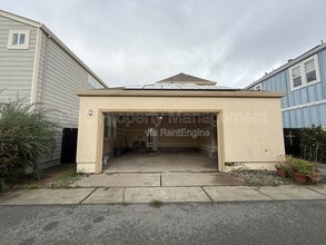 2527 N Village Dr in Santa Rosa, CA - Building Photo - Building Photo