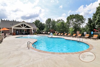 Universal at Lakewood in Hendersonville, NC - Foto de edificio - Building Photo