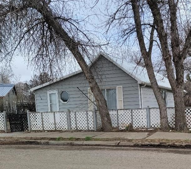 324 Blaine St in Shelby, MT - Building Photo