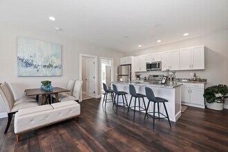 734 South St in Boston, MA - Foto de edificio - Building Photo