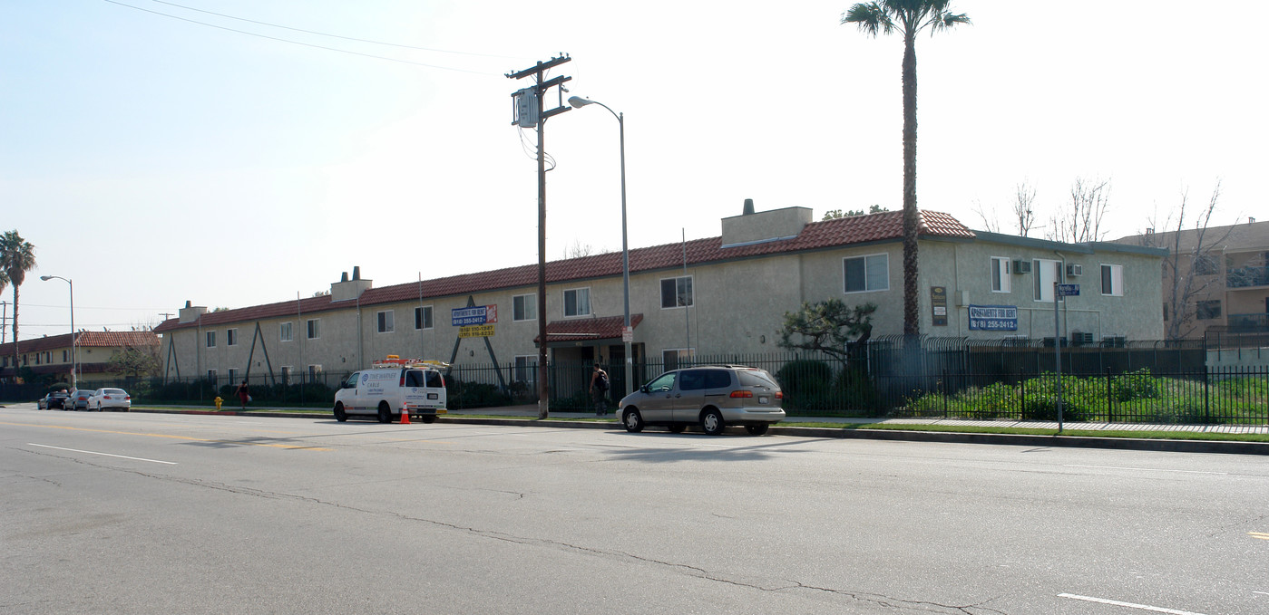 11752 Saticoy St in North Hollywood, CA - Building Photo