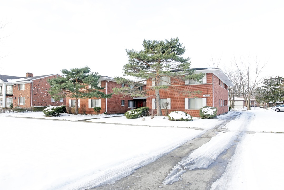 23341 Kelly Rd in Eastpointe, MI - Building Photo