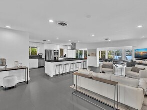 1640 NE 43rd St in Oakland Park, FL - Building Photo - Building Photo