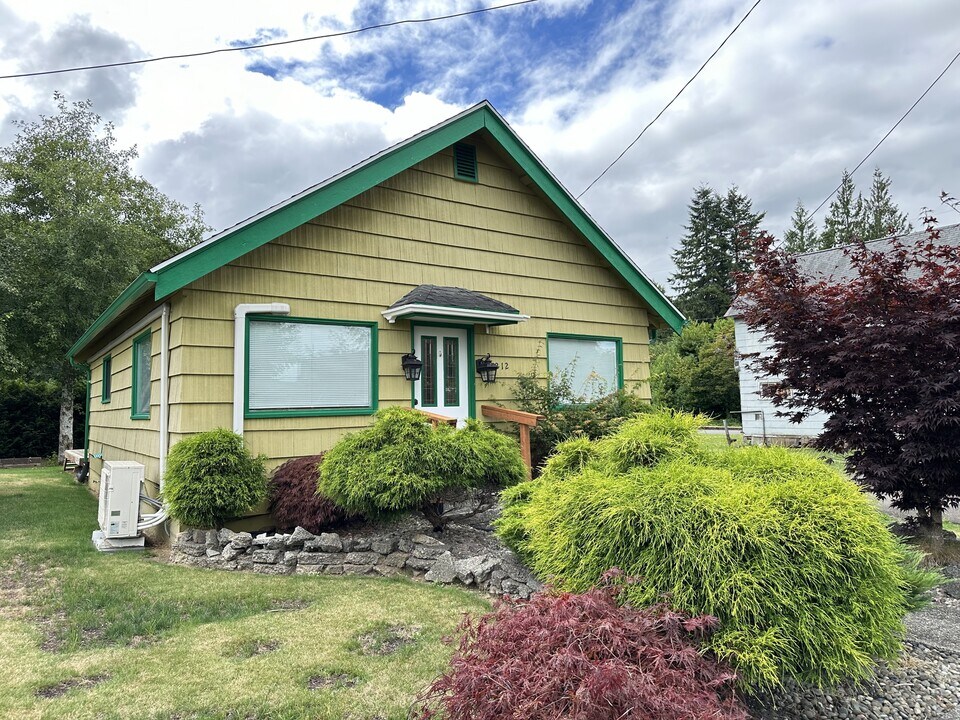 1212 6th St in Cosmopolis, WA - Building Photo