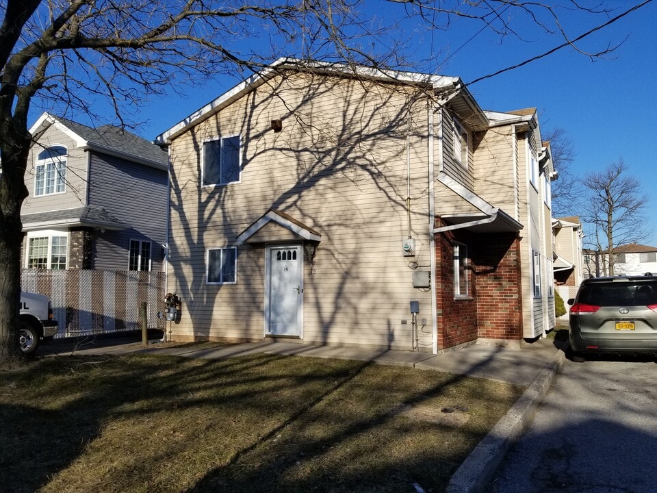 15 Patty Ct in Staten Island, NY - Foto de edificio