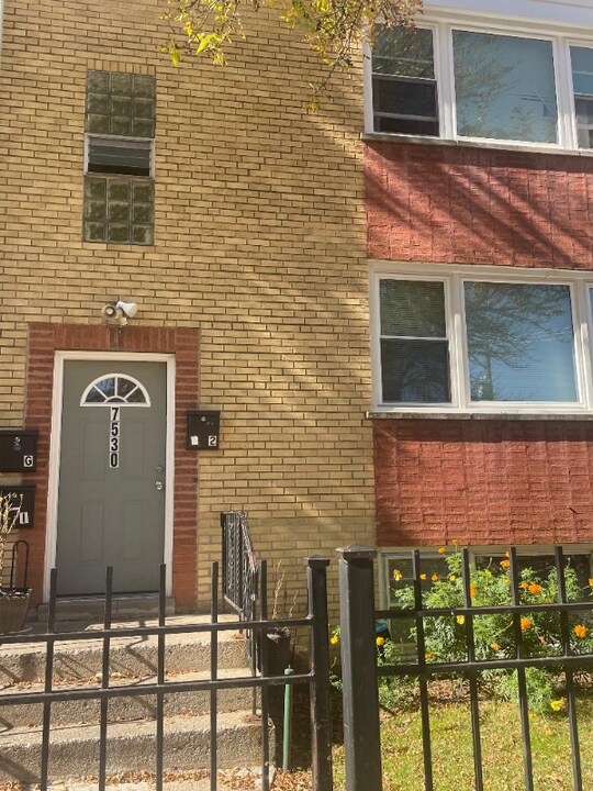 7530 N Damen Ave in Chicago, IL - Building Photo