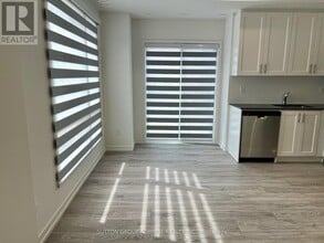 24 Lytham Grn Cir in Newmarket, ON - Building Photo - Building Photo