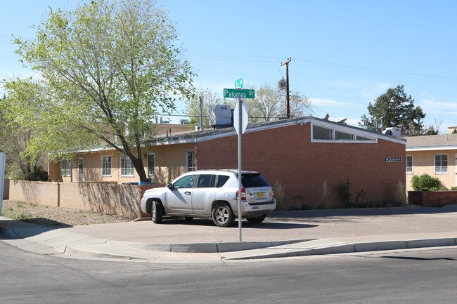 301 Palomas Dr NE in Albuquerque, NM - Foto de edificio - Building Photo