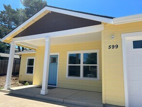 593-599 Oak Knoll Dr in Ashland, OR - Building Photo - Building Photo