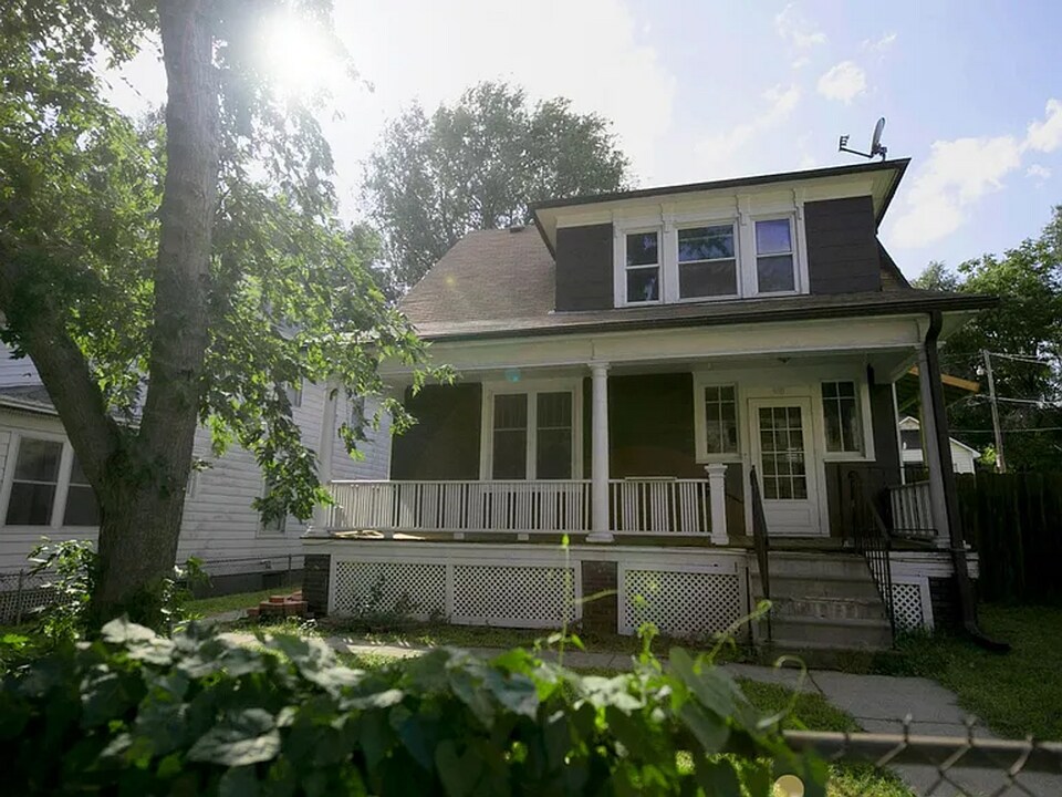 910 S 25th St in Omaha, NE - Building Photo