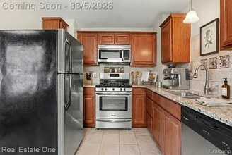 421 W Kalama Ave in Madison Heights, MI - Building Photo - Building Photo