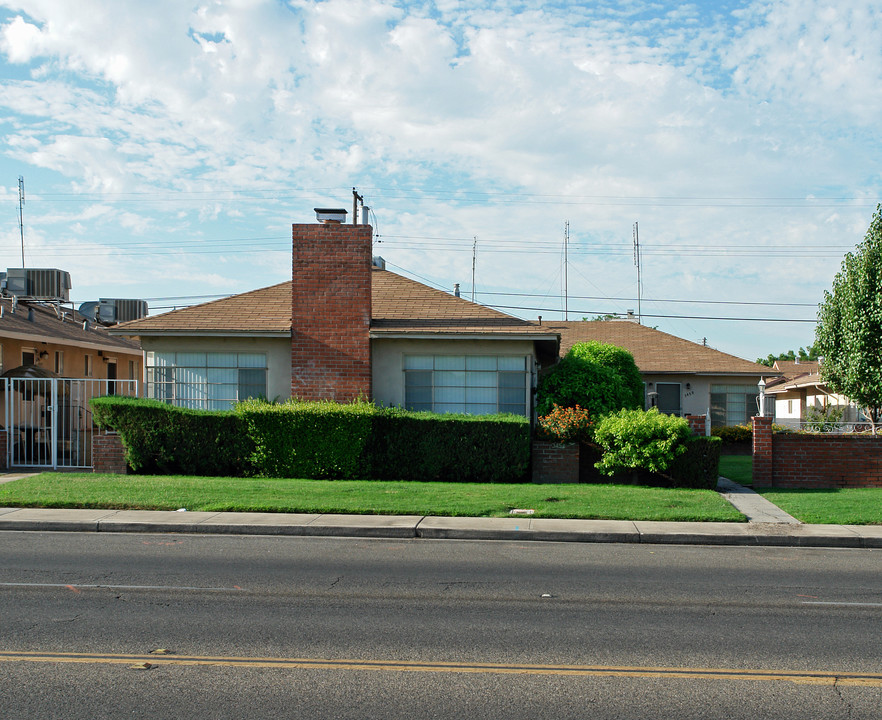 3452 E Clinton Ave in Fresno, CA - Building Photo